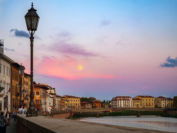 Tramonto, un sabato sera a PisaLeggere al tramonto, un sabato sera a Pisa