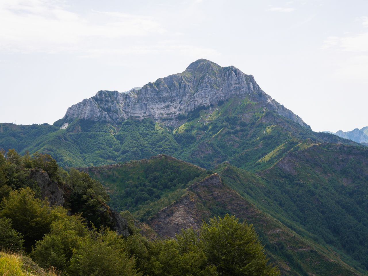 Monte Corchia visto dalla strada di accesso alla cava delle Cervaiole