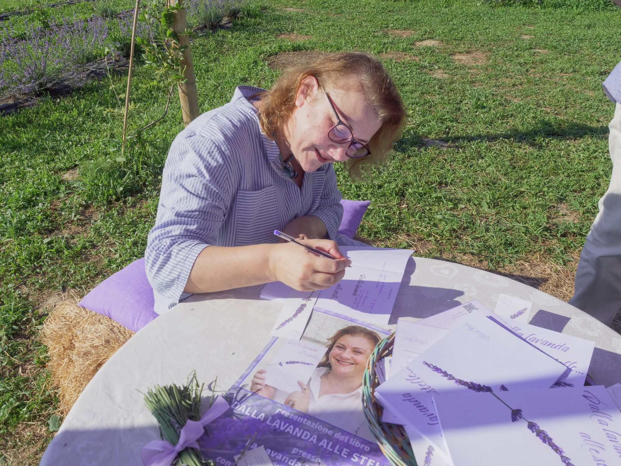 Silvia Poli durante la presentazione del libro al campo di Lavanda di Massarosa