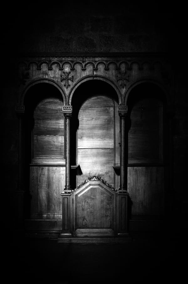 Foto dal titolo La luce e il perdono scattata all'antico confessionale nella chiesa della Badia di Camaiore