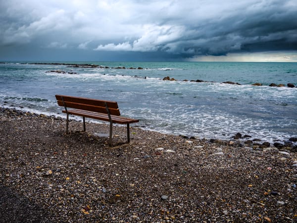 Una Domenica mattina, tempo incerto e a tratti piove. Lungomare marina di Massa